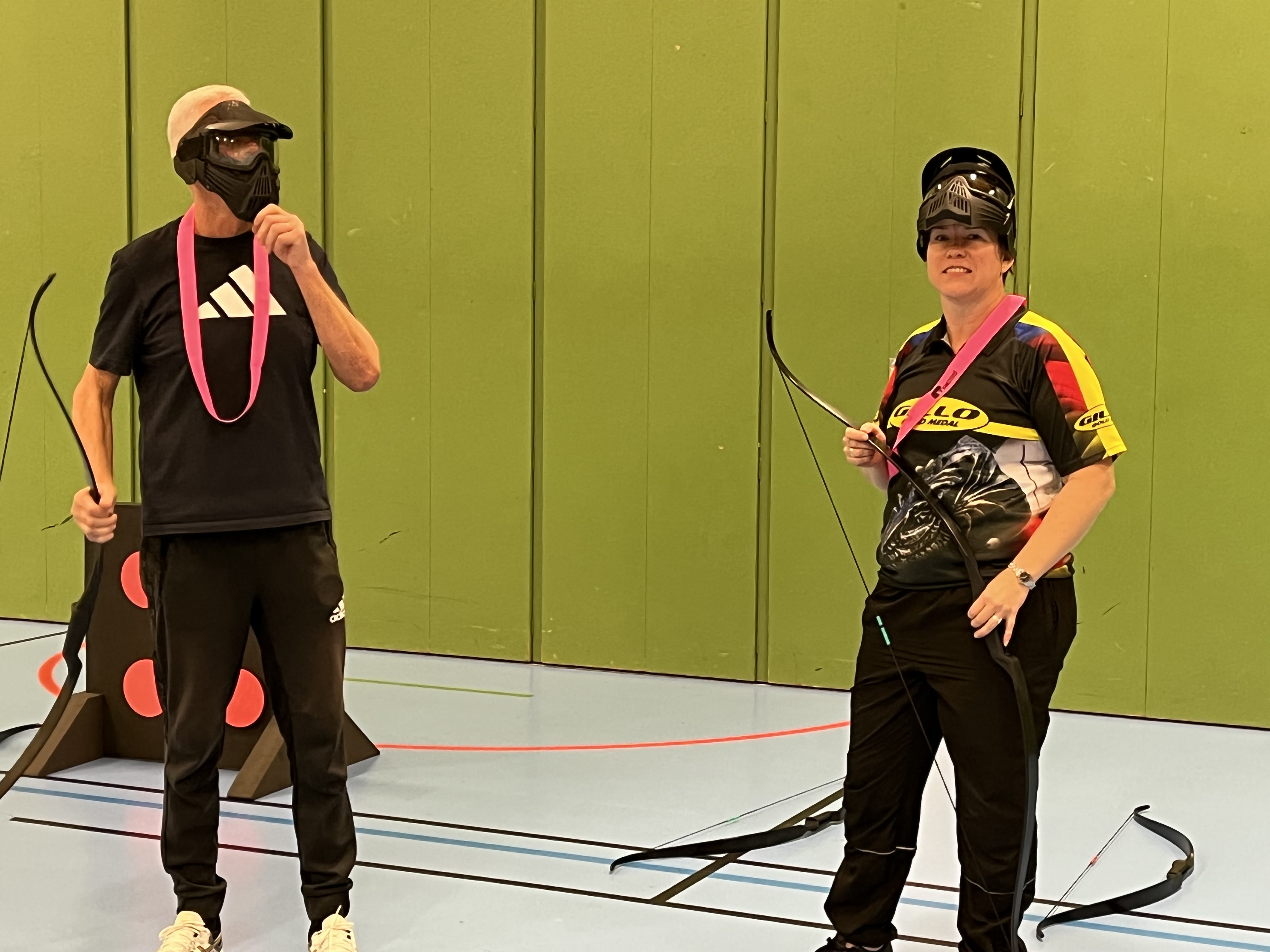 Lina Björklund visar Action Archery för pedagoger 